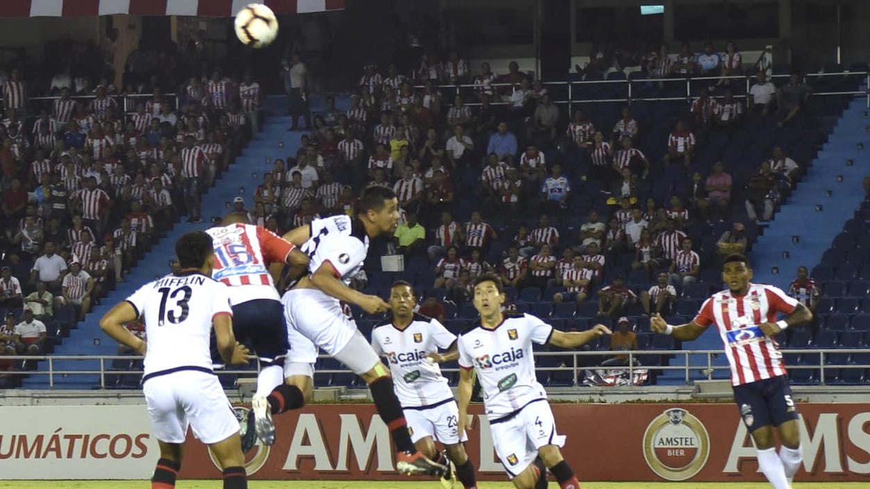 David Villalba rechazando una llegada juniorista.