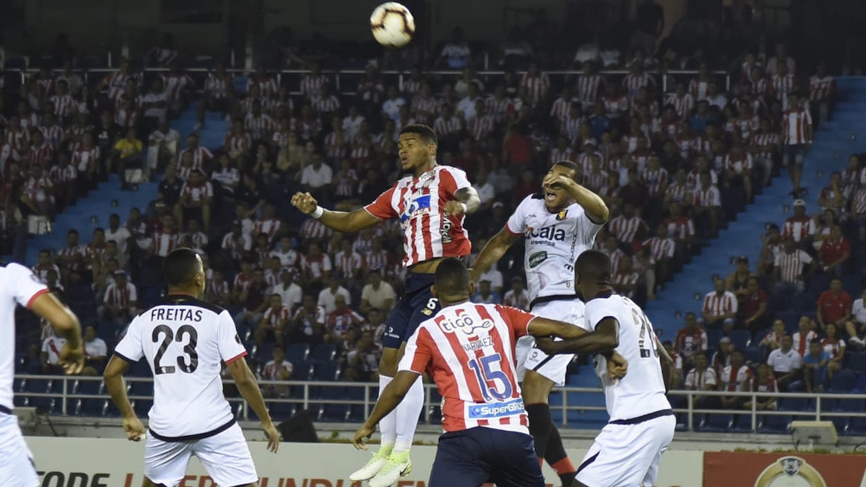 Acción de juego aéreo durante del partido.