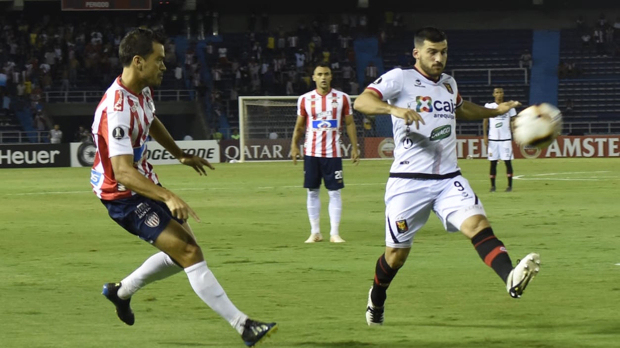 Sebastián Hernández intentando neutralizar una llegada del atacante Bernardo Cuesta.