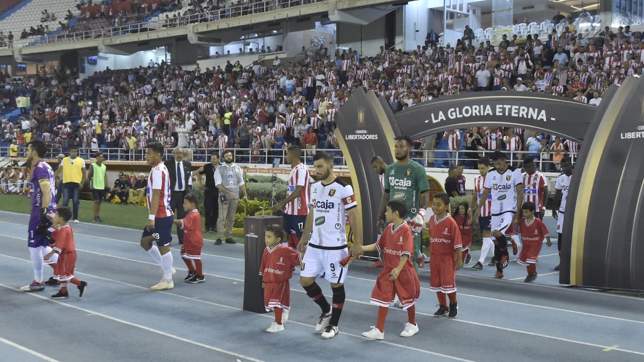 Salida de los equipos a la cancha del estadio Metropolitano.