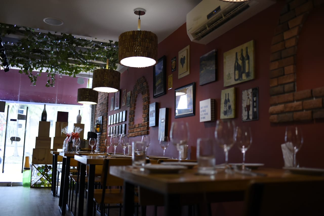 Las lámparas de Bianco e Rosso fueron hechas con los corchos de las botellas de vino.