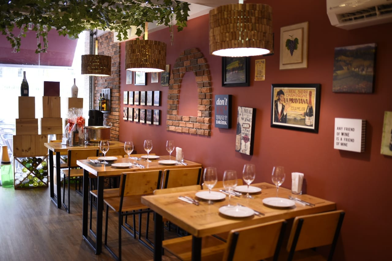 Las mesas del sitio están hechas con la madera de las cajas en las que vienen empacados los vinos top o premiun.