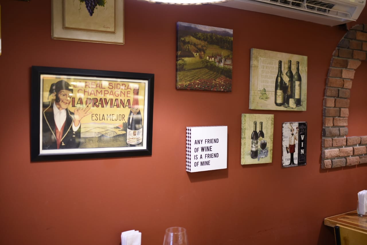 Los cuadros le dan un toque especial a Bianco e Rosso.