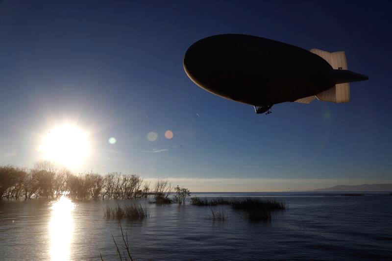 Un participante realiza un sobrevuelo hoy, durante la Feria del Globo, que arrancó hoy en su tercera edición, en la ribera de Chapala, estado de Jalisco (México). 