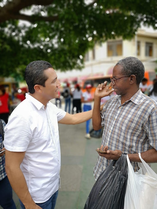 En diálogo con simpatizantes.