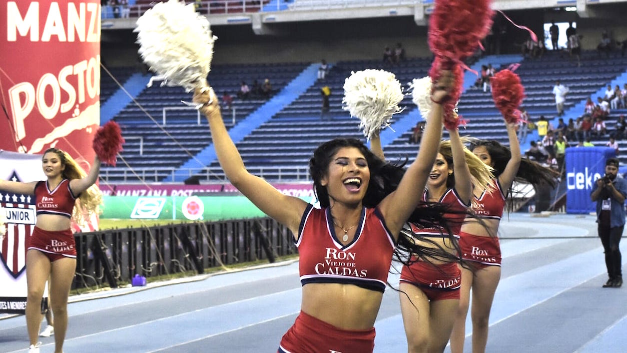 Las hermosas porristas animando al equipo.