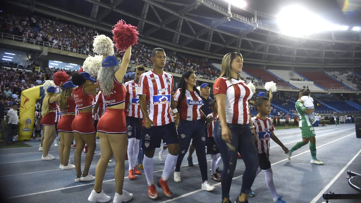 Salida juniorista a la cancha del estadio Metropolitano.