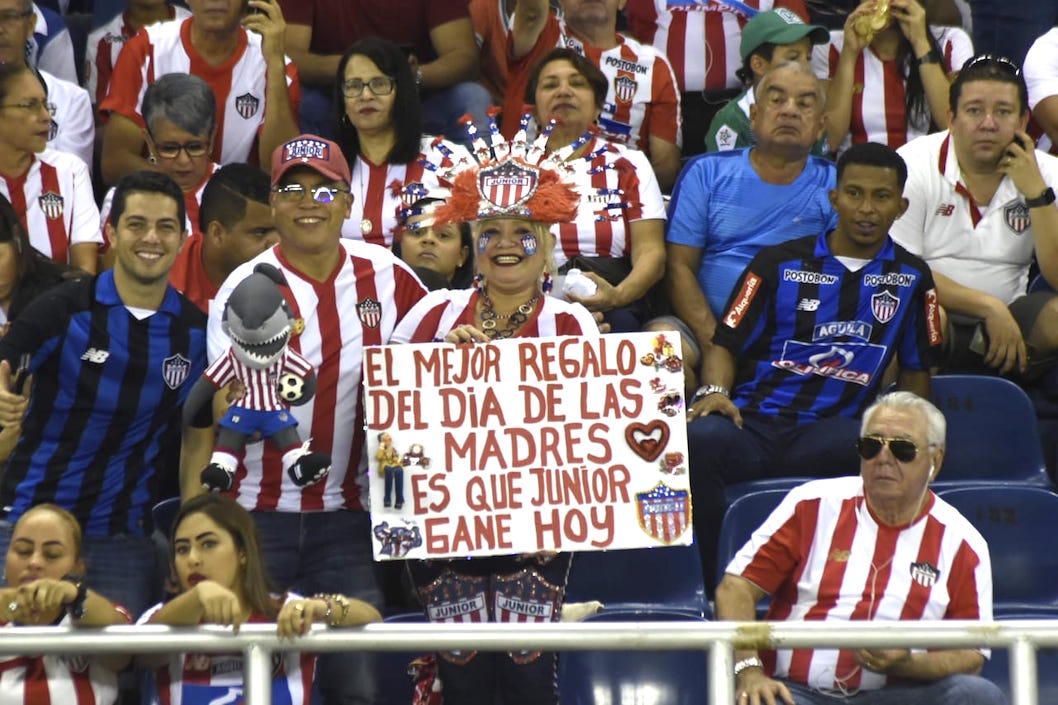 Las madres reclamando el triunfo como regalo en su día.