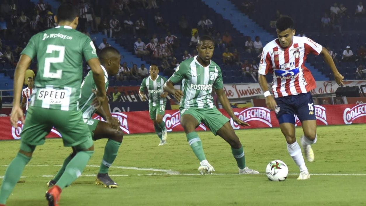 Luis Díaz intentando incursionar frente a tres 'verdolagas'.