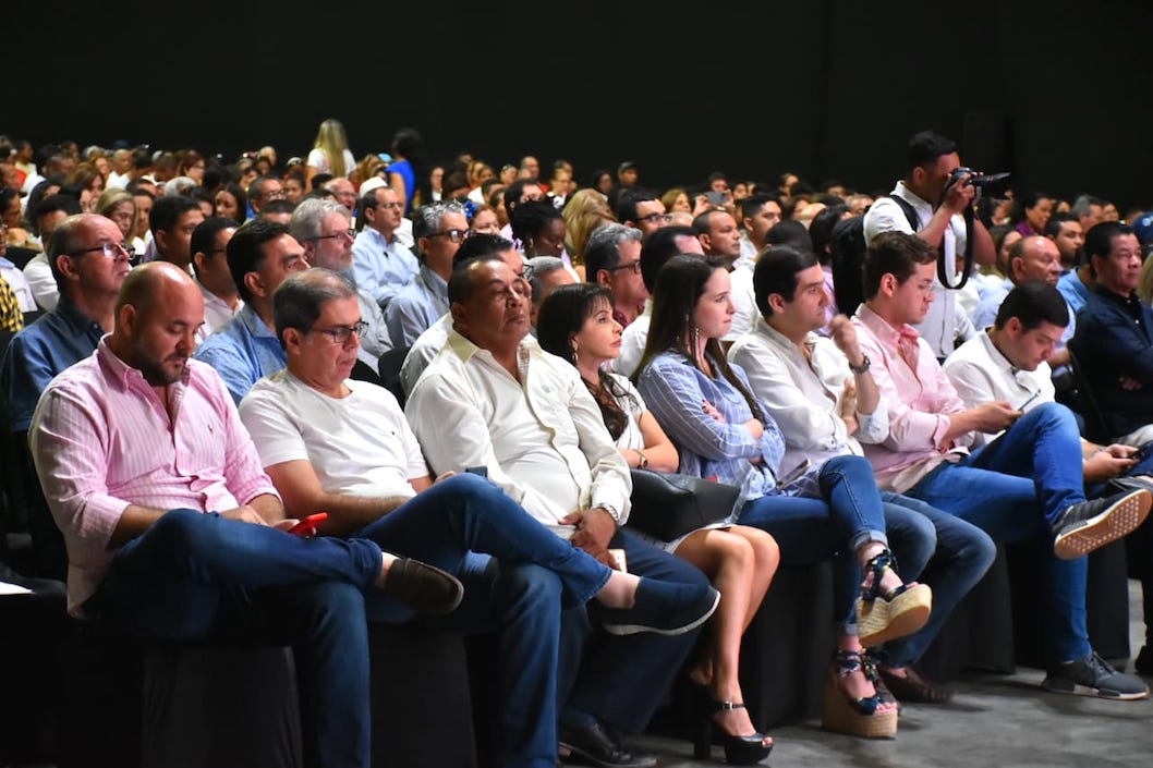 Diputados e invitados especiales.