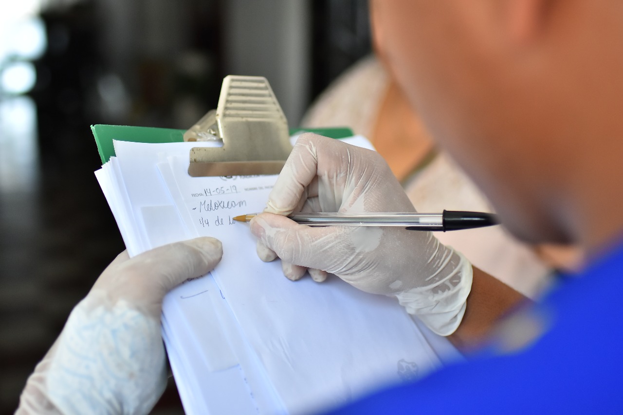 El veterinario le entrega recomendaciones a los dueños de los perros o gatos.