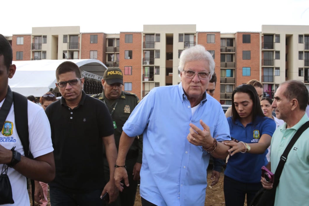 El Alcalde Joao Herrera Iranzo recorriendo el terreno.