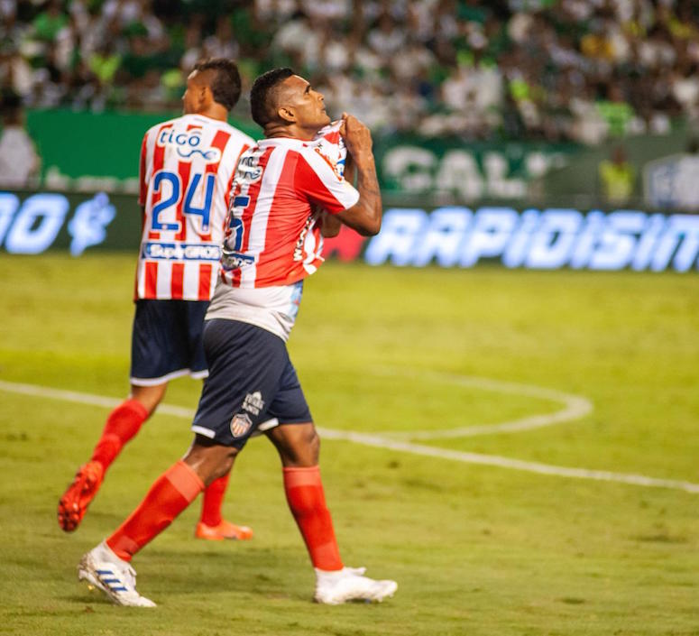 Luis Narváez celebrando con Víctor Cantillo.