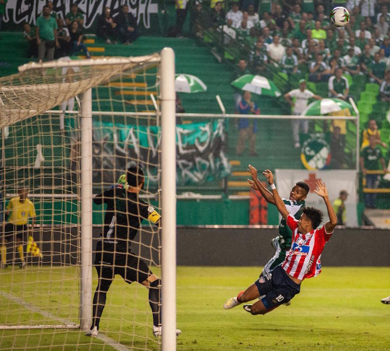 Luis Díaz no logra rematar de cabeza ante Camilo Vargas.