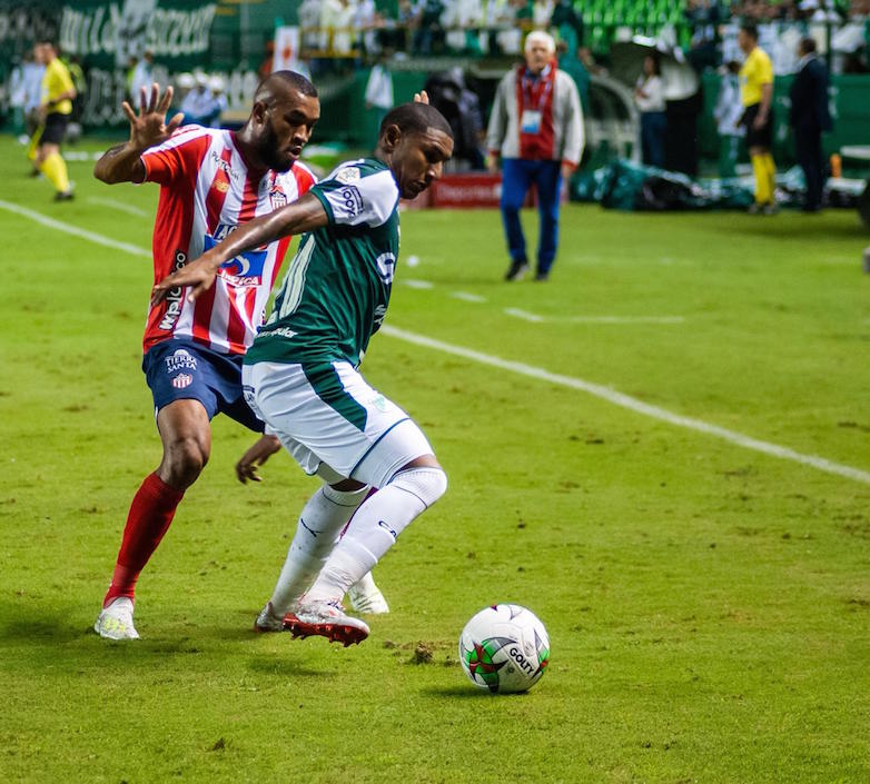 Freddy Hinestroza disputando el balón.
