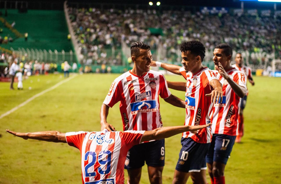 Luis Díaz, James Sánchez y Gabriel Fuentes celebrando con Teófilo Gutiérrez.