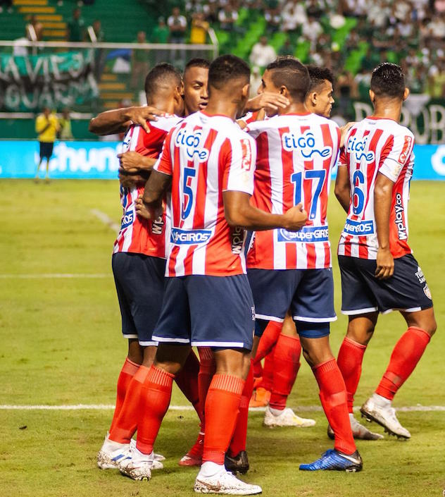 Jugadores del Junior celebrando el primer gol.