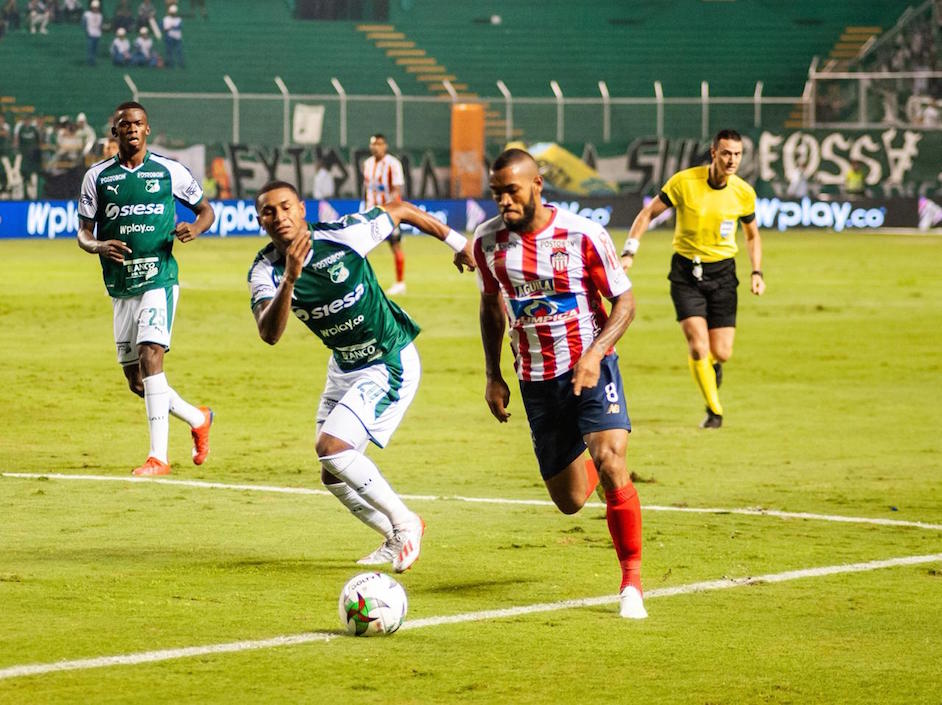 Freddy Hinestroza desbordando por el sector izquierdo.