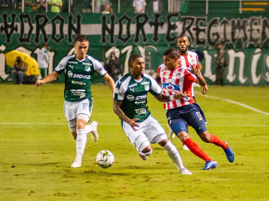 El lateral Gabriel Fuentes desbordando por su sector.
