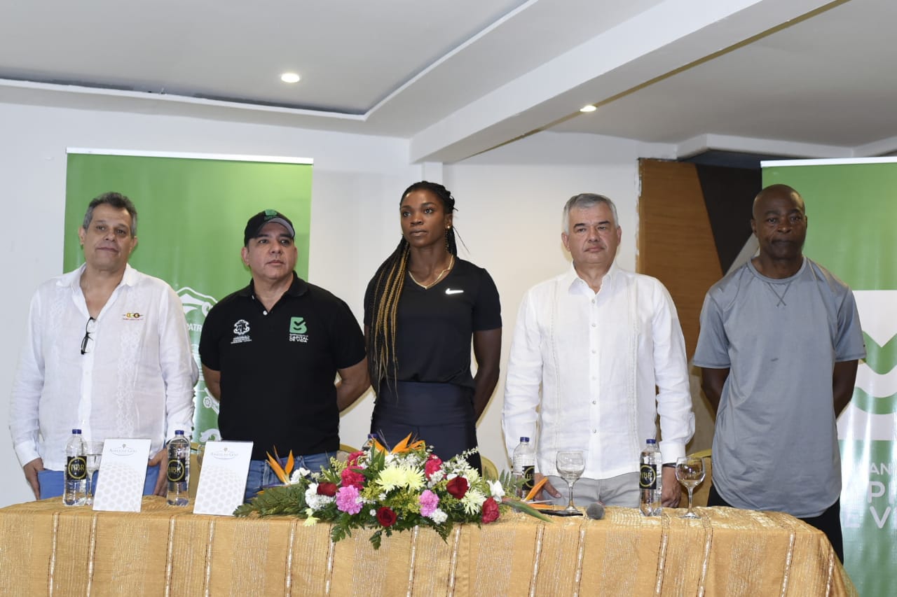 Caterine Ibargüen, atleta, y directivos del atletismo.