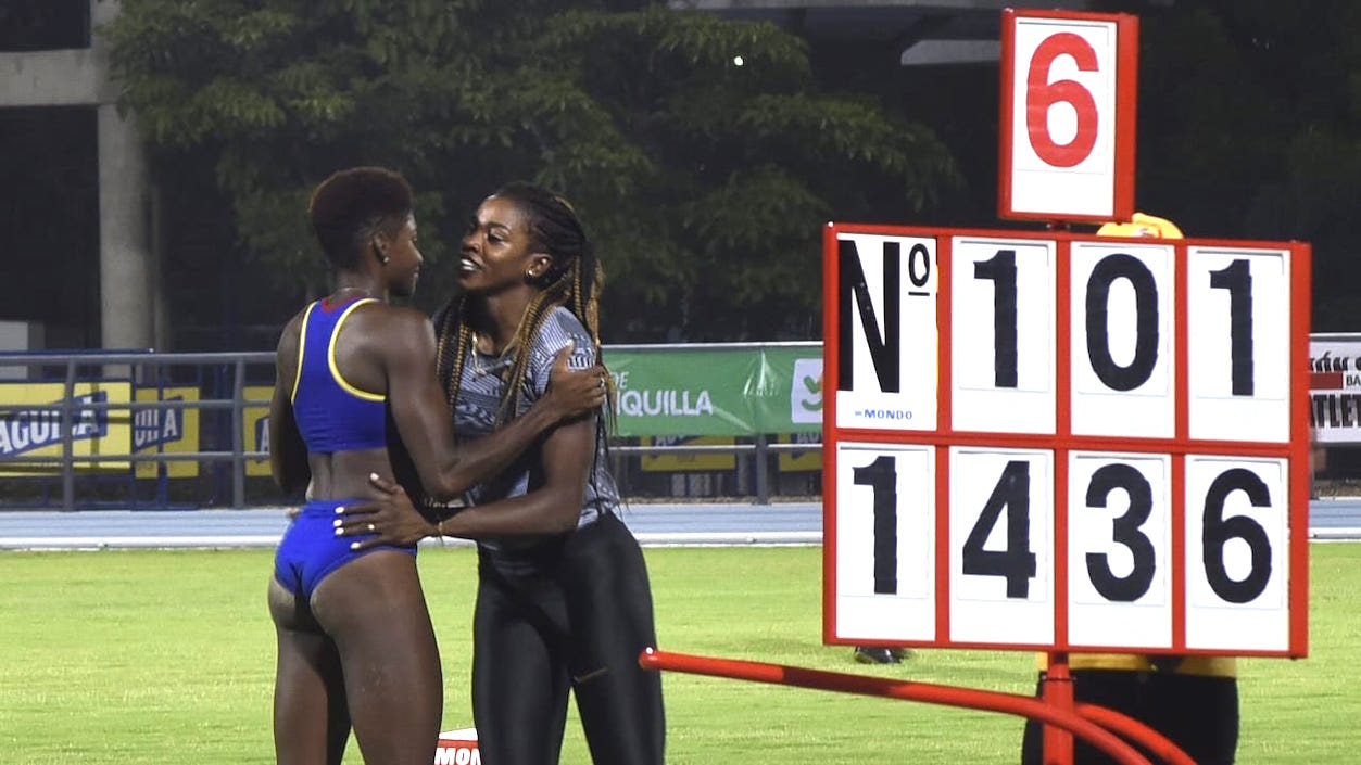 Al final de la competencia con Yosiris Urrutia quien también logró cupos al Mundial de Atletismo y Olímpicos de Tokio.