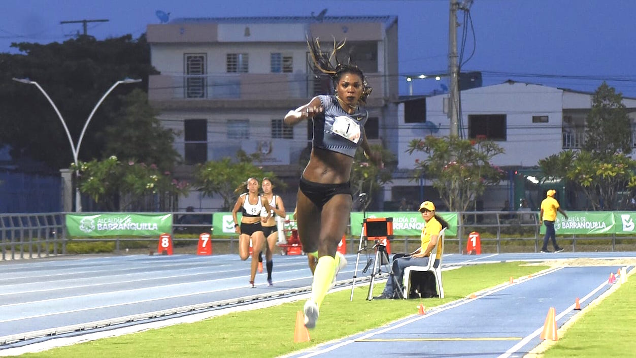 Caterine Ibargüen alistando su salto.
