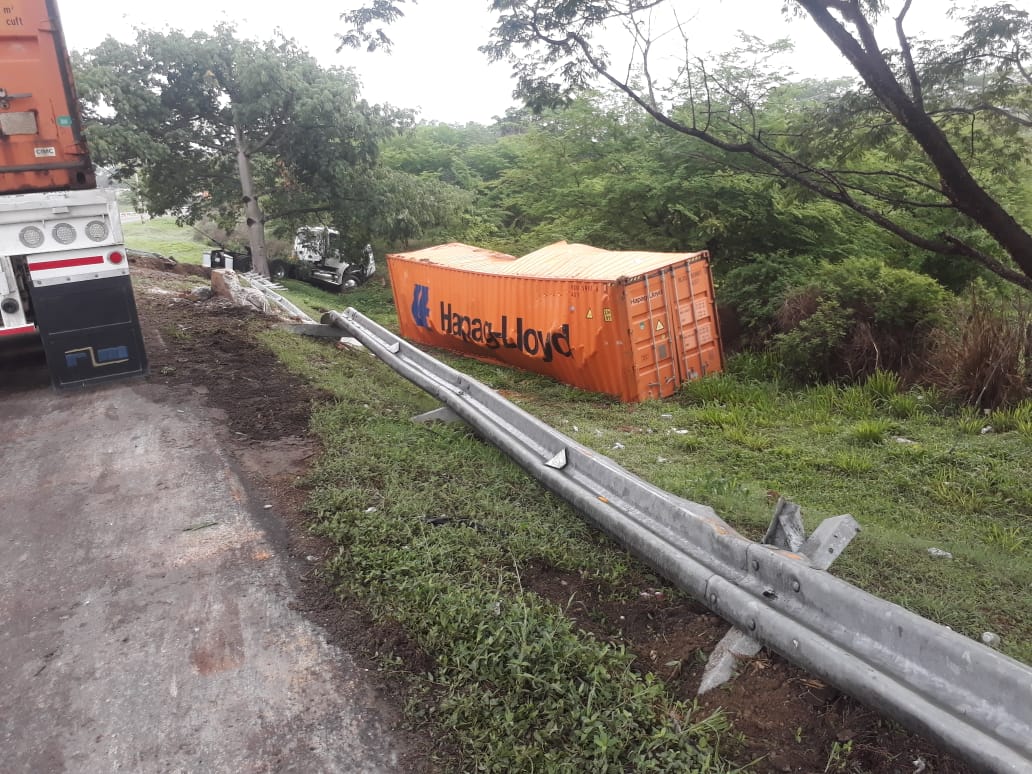 Tractocamión accidentado.