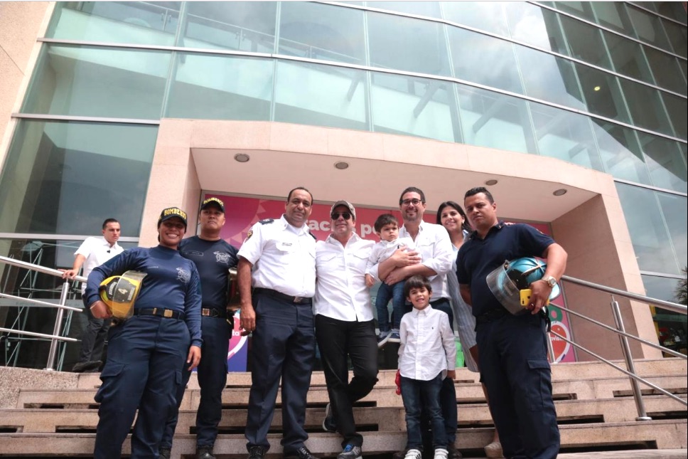 Con personal del Cuerpo Bomberos.