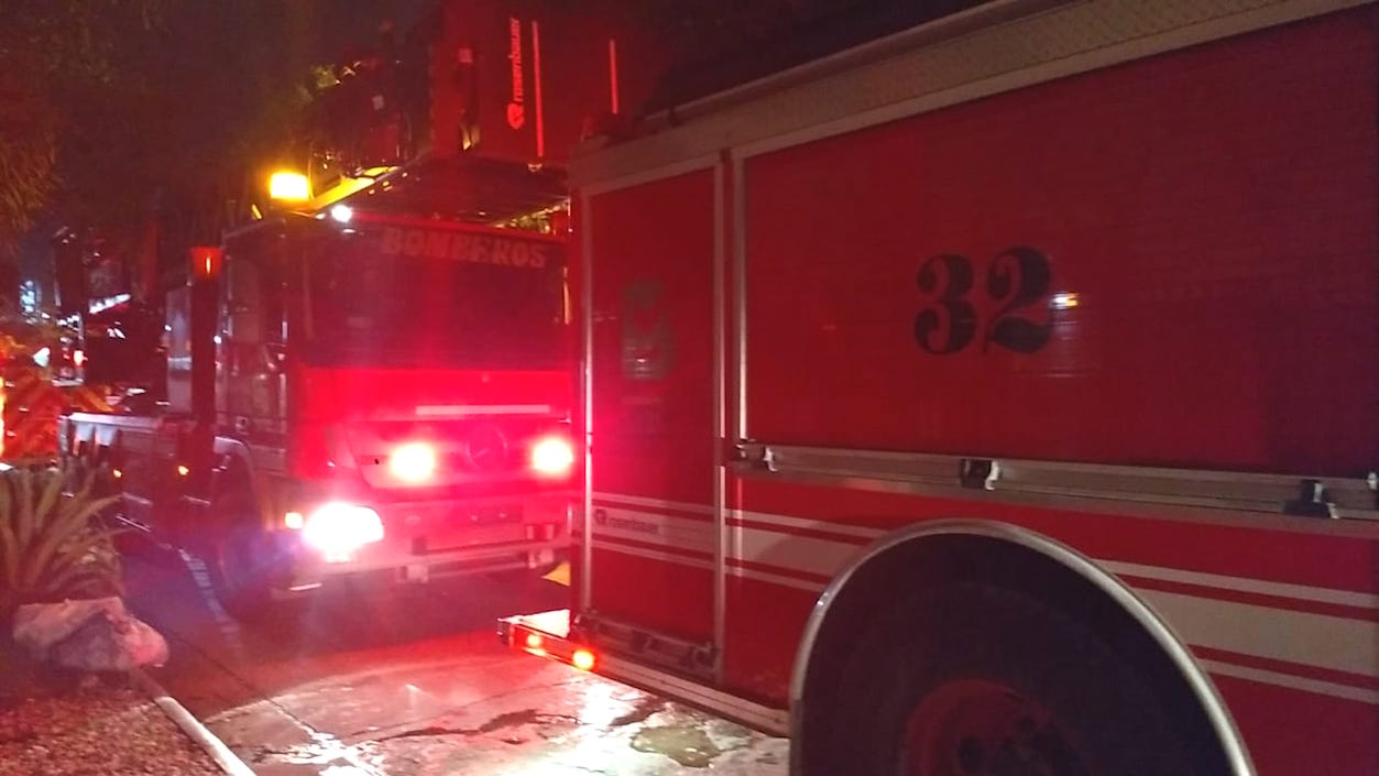 Máquinas del Cuerpo de Bomberos atendiendo la emergencia.