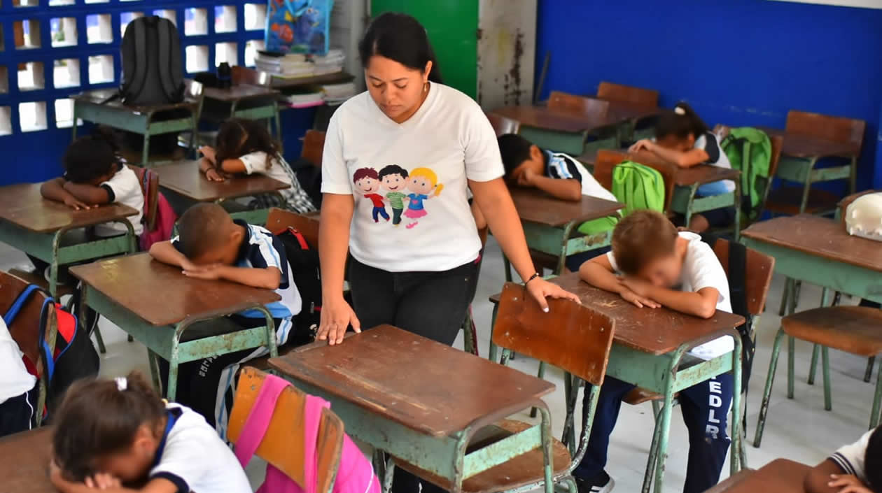 Jairo C Shirley Pardo señala el pupitre que usaba María José.