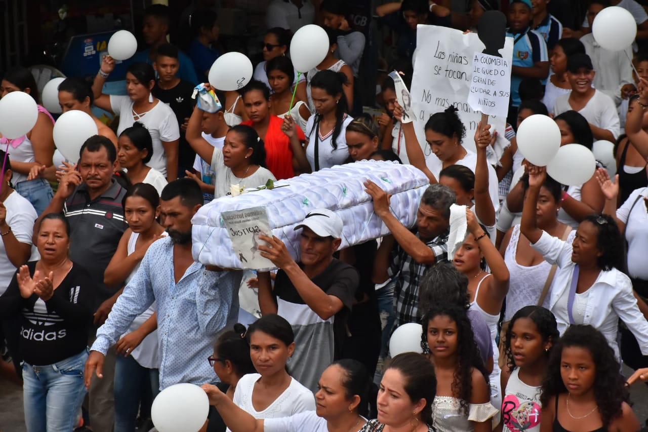 Familiares y amigos carga el pequeño ataúd de María José Ortega.