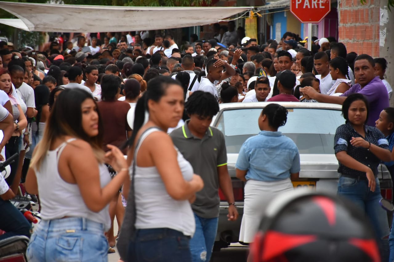 Los asistentes se solidarizaron con el dolor de la familia y acompañaron el sepelio de María José Ortega.