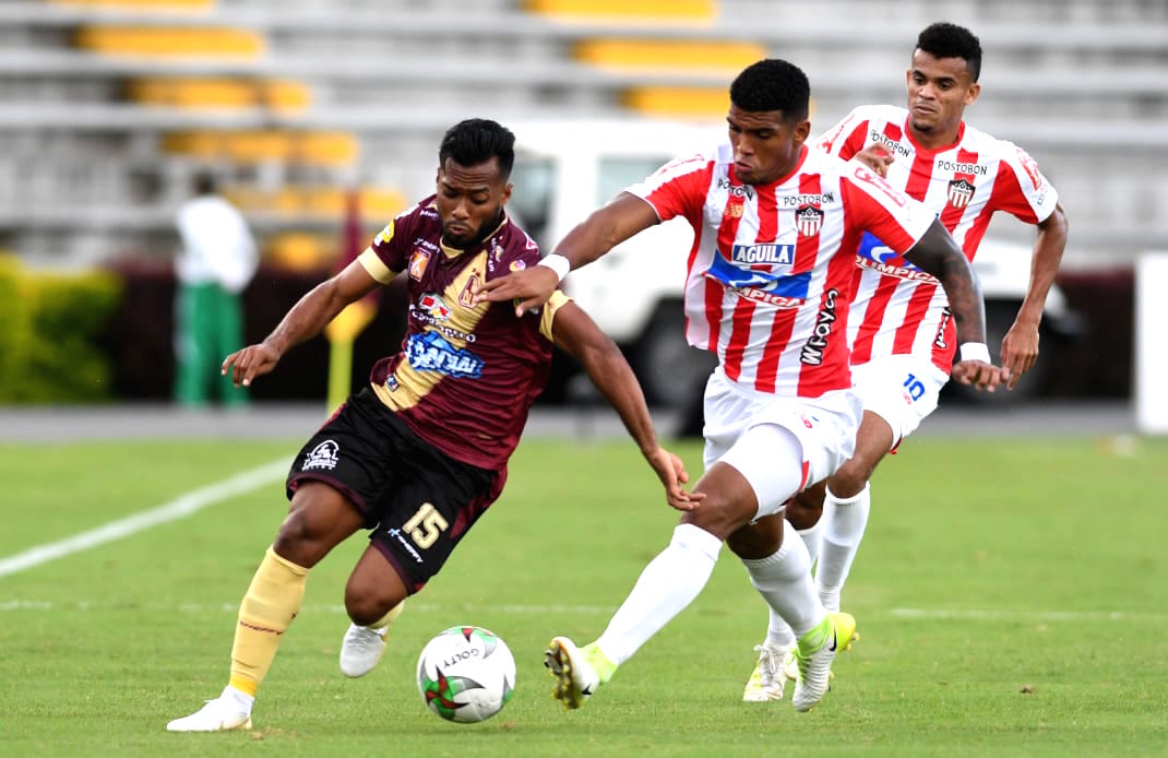 El venezolano Luis González en jugada de ataque.