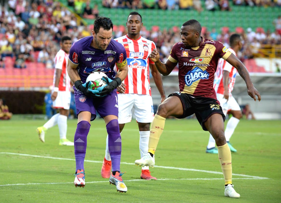 Sebastián Viera controlando el balón.