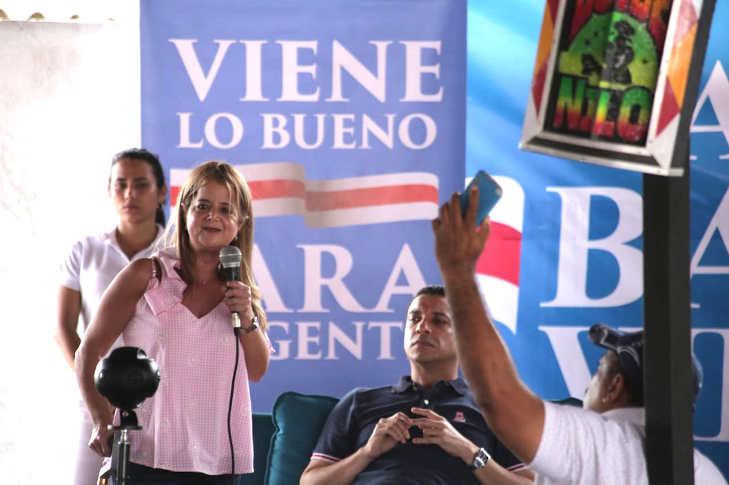 Exponiendo sus propuestas de gobierno.