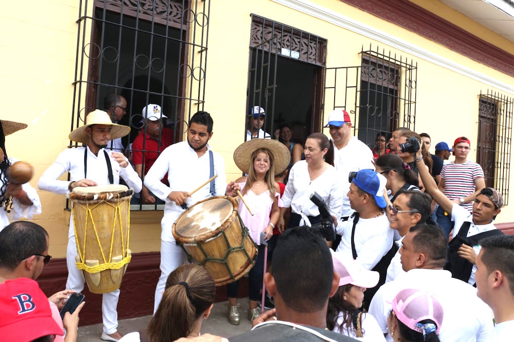 Acoompañada de grupos folclóricos.