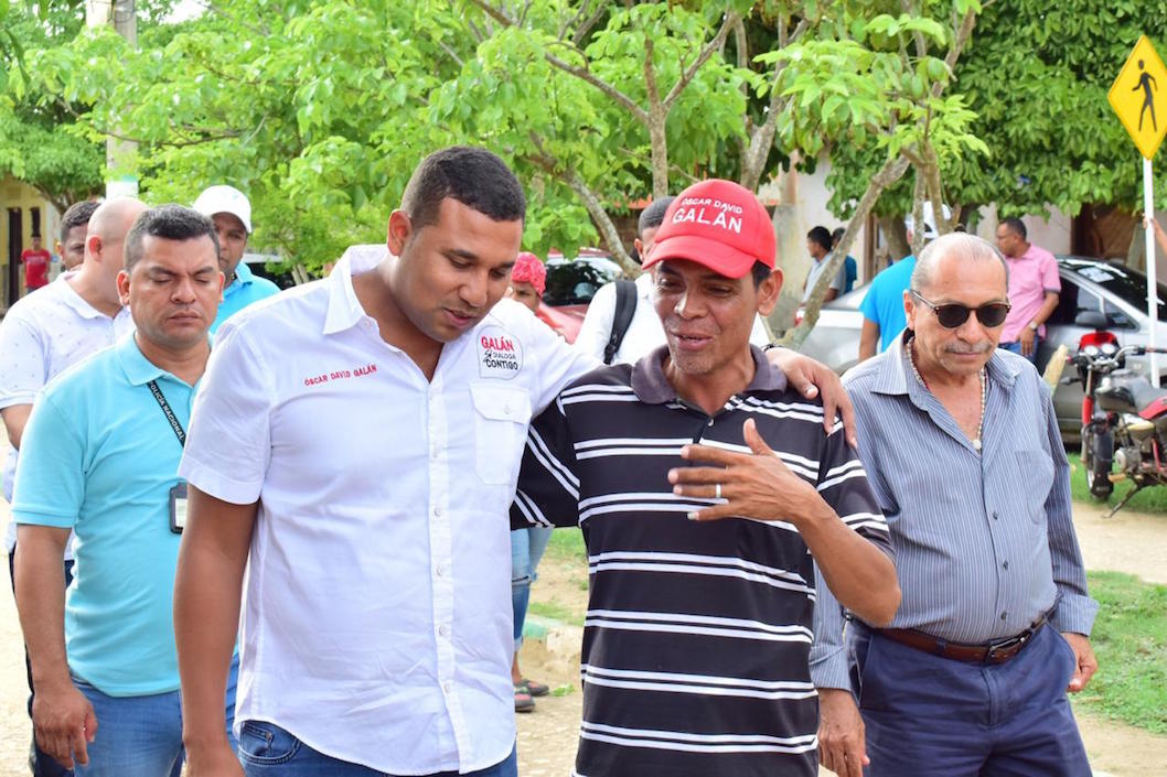 Cortesía Intercambiando opiniones con la gente.