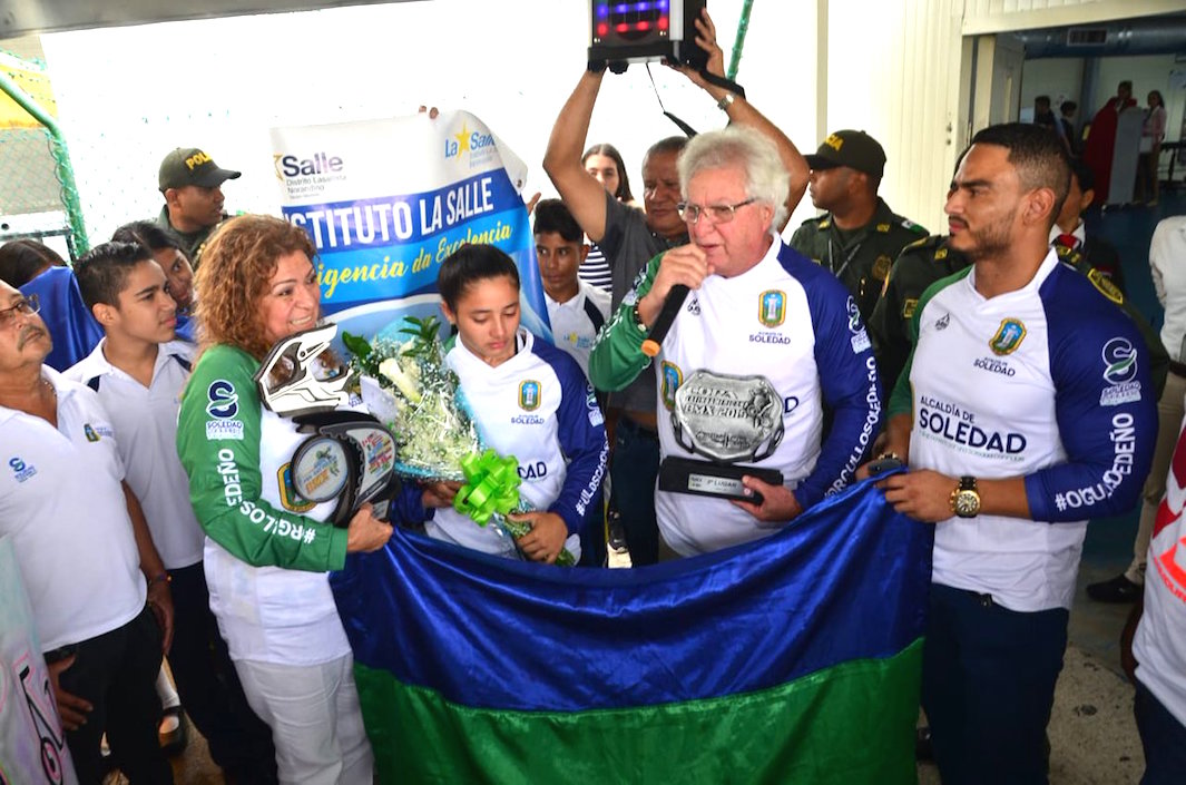 En el aeropuerto fue recibida por el Alcalde Joao Herrera y la primera gestora Alba Olaya de Herrera.