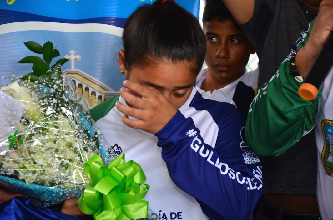 Lágrimas de emoción a su llegada al aeropuerto 'Ernesto Cortissoz'.