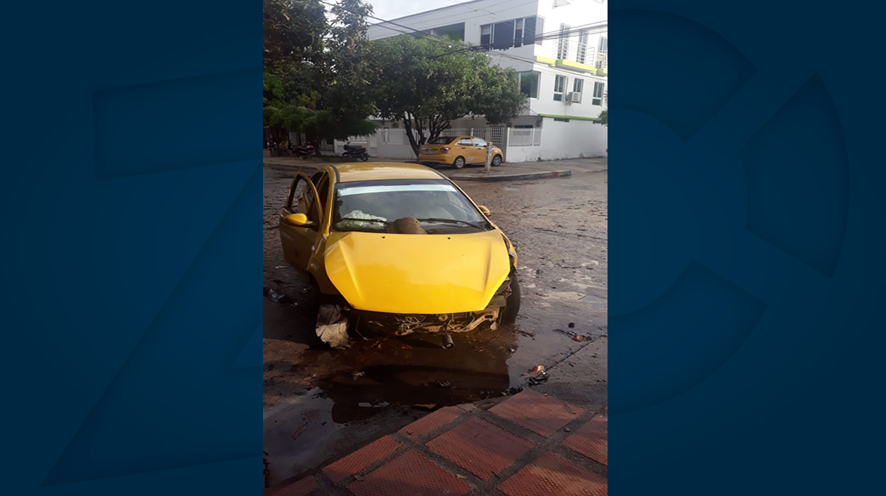 El taxi donde se movilizaban los presuntos ladrones y en el cual se estrellaron.