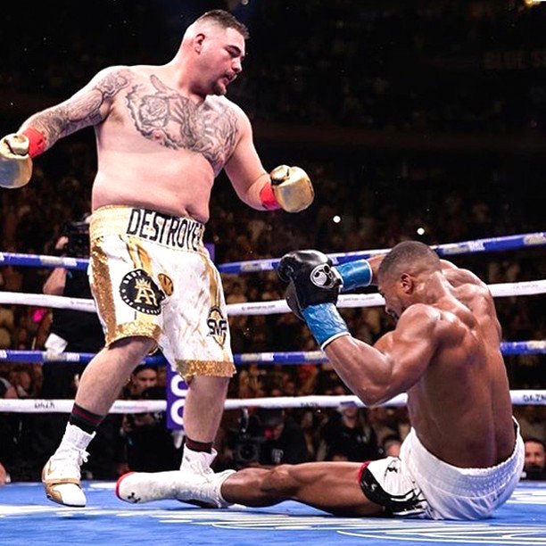 Anthiny Joshua es derribado por Andy Ruiz Jr.