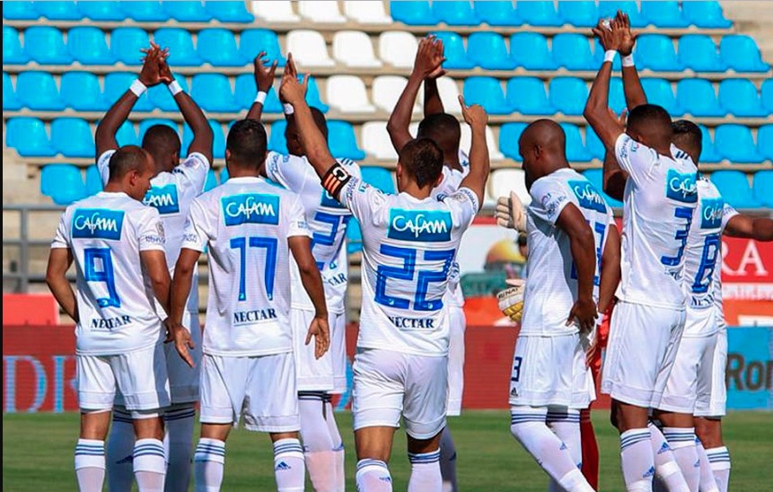 Jugadores de Millonarios saludando al público en el Sierra Nevada de Santa Marta.