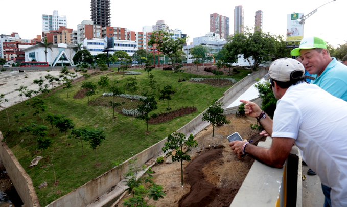 Alcalde Char mira los alrededores del puente del Country.