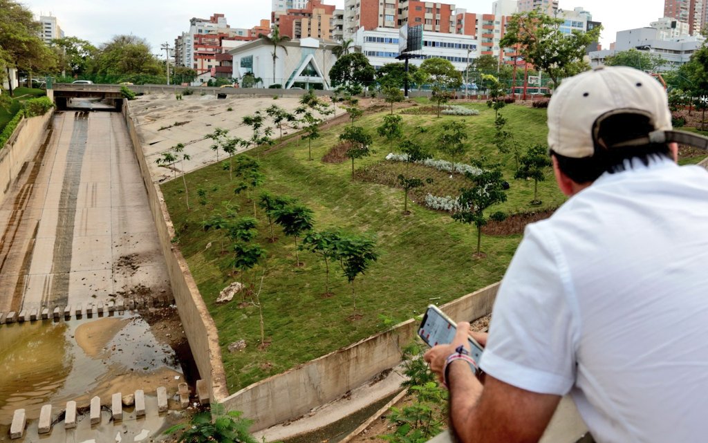 Prensa Alcaldía Alcalde Char mira los alrededores del arroyo del Country.