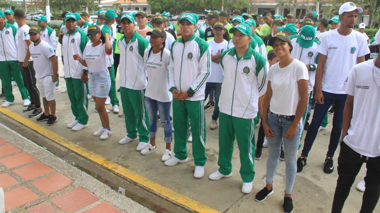 Jóvenes del programa 'Vuelve y Juega' comparten con auxiliares de la Policía.