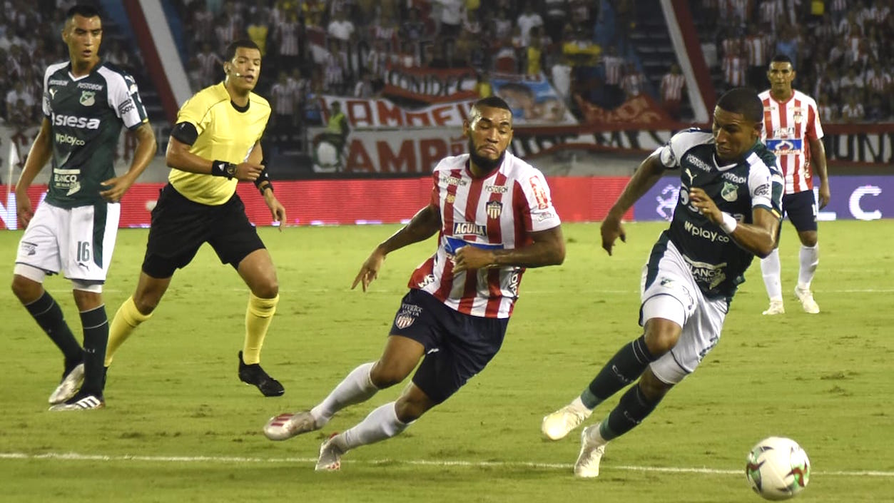 Freddy Hinestroza disputando el balón en jugada ofensiva.