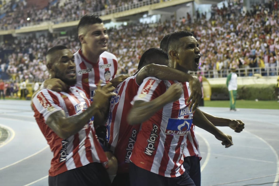 Celebraciónn de los jugadores junioristas del gol de Luis Narváez.