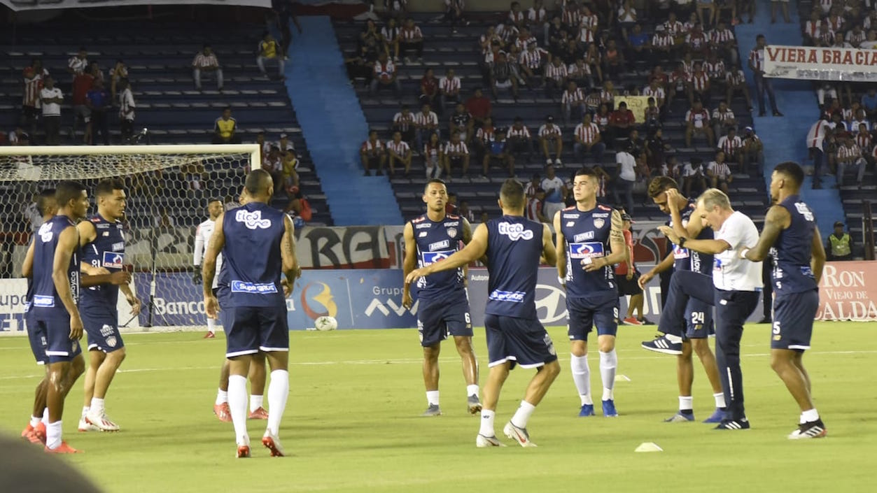 Jugadores del Junior en el calentamiento previo al partido.