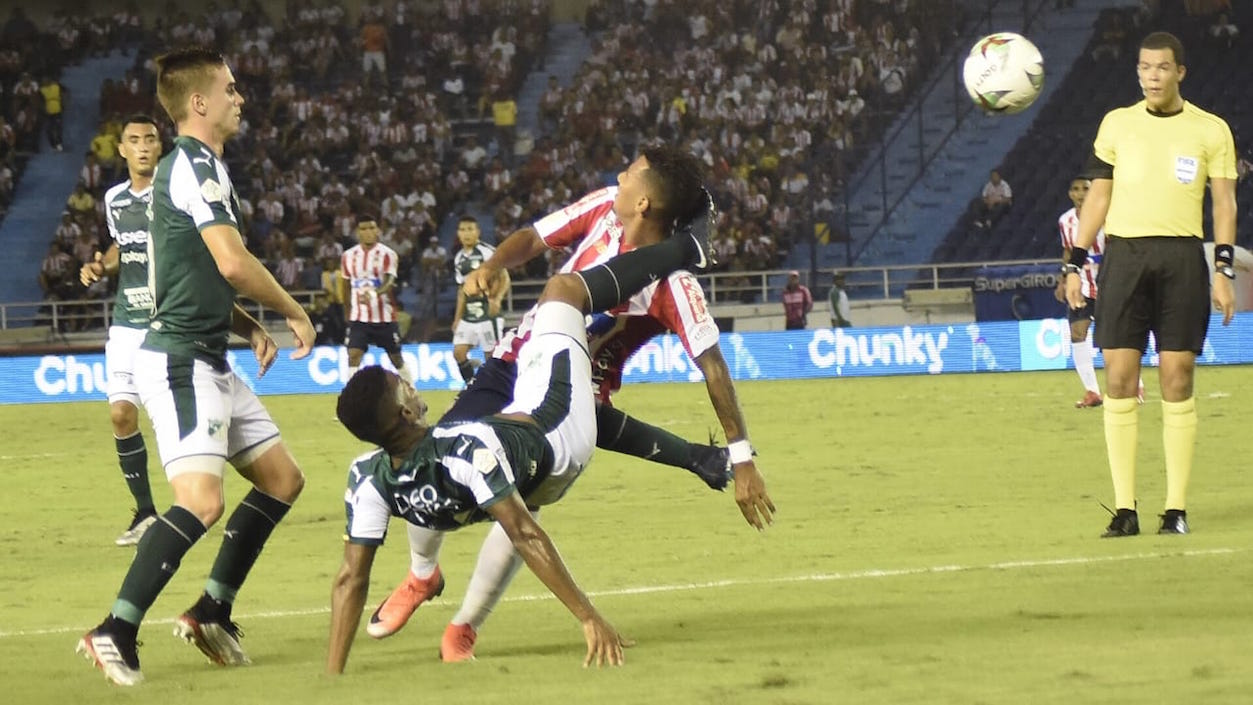 La discutida falta contra James Sánchez que el árbitro Alexander Ospina no sancionó como penal sino tiro indirecto dentro del área.