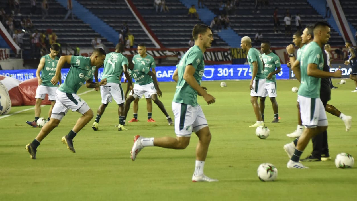 Calentamiento previo de los jugadores del Deportivo Cali.